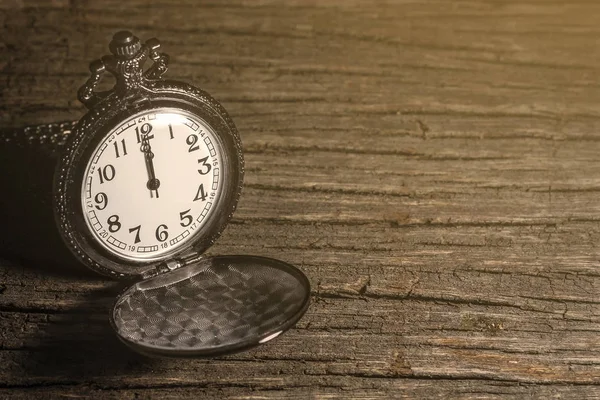 ahşap masa üzerinde lüks vintage siyah cep saati, soyut için 