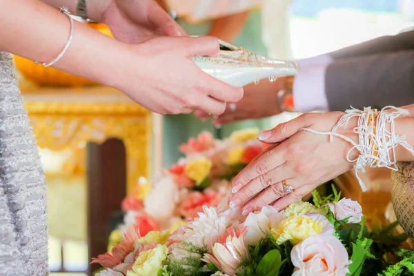 Hände Gießen Segenswasser Die Bänder Der Braut Thailändische Hochzeit — Stockfoto