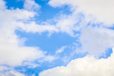 Açık mavi gökyüzü bulutlu bir arka plan duvar kağıdı olarak pastel duvar kağıdı gökyüzü