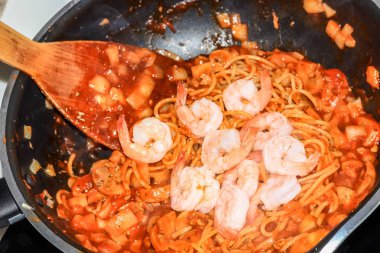 kızartma tavası maça ile closeup pişirme karides / karides spagetti domates sosu