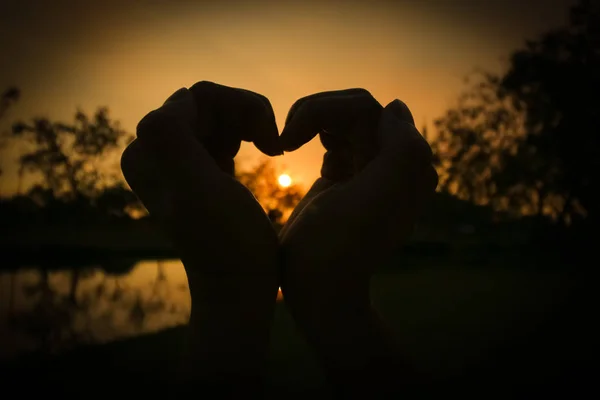 Människor Som Använder Hand Som Hjärtsymbol Över Solnedgången — Stockfoto