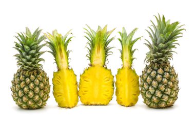 Beyaz arka planda dilimlenmiş ananas meyvesi.