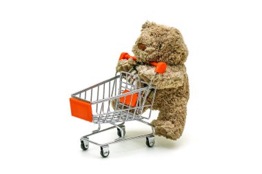 İzole Teddy ayı oyuncak beyaz arka plan üzerinde tramvay arabası itiyor