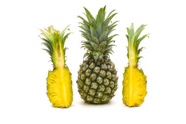Beyaz arka planda dilimlenmiş ananas meyvesi.
