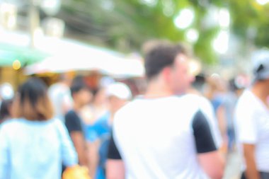 bokeh, yürüyüş ve çevresinde rahatlatıcı bulanık insanlarda