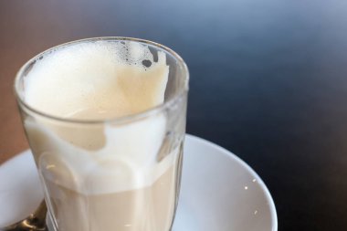 Kopya alanı ile siyah masada latte sanat kahve Boş fincan