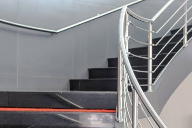 Closeup upstair veya aşağı merdiven, başarı merdiven