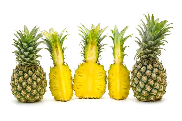 Beyaz arka planda dilimlenmiş ananas meyvesi.