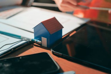 Endüstriyel mühendislerden oluşan bir ekip, fabrikadaki masada bulunan makine planlarını analiz ediyor. Fabrikada ya da üretim tesisinde çalışıyorum..