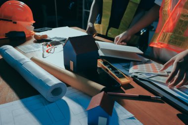 Endüstriyel mühendislerden oluşan bir ekip, fabrikadaki masada bulunan makine planlarını analiz ediyor. Fabrikada ya da üretim tesisinde çalışıyorum..