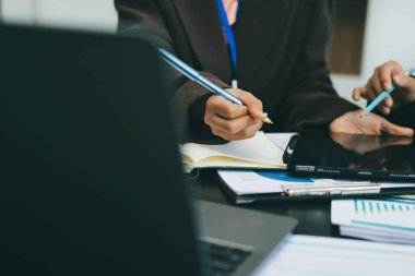 Başarı, alkışlarla izleyiciler ve iş toplantısında mercek alevleriyle birlikte. Başarı veya kutlama, motivasyon ve iş adamları iyi haber veya destek için el çırpıyor