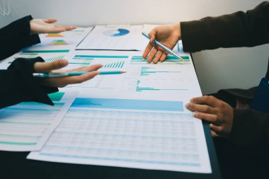 Başarı, alkışlarla izleyiciler ve iş toplantısında mercek alevleriyle birlikte. Başarı veya kutlama, motivasyon ve iş adamları iyi haber veya destek için el çırpıyor