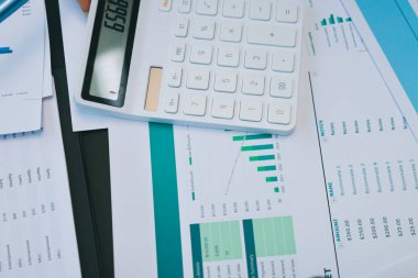 Başarı, alkışlarla izleyiciler ve iş toplantısında mercek alevleriyle birlikte. Başarı veya kutlama, motivasyon ve iş adamları iyi haber veya destek için el çırpıyor