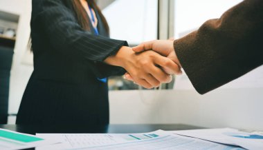 İş adamları ofiste el sıkışıyor. Kontratı imzaladıktan sonra iki iş ortağı el sıkışıyor..