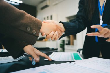 İş adamları ofiste el sıkışıyor. Kontratı imzaladıktan sonra iki iş ortağı el sıkışıyor..