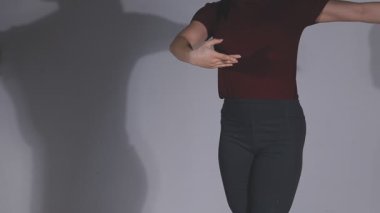 Siyah pantolonlu genç bir kadının bacakları ve bacakları.