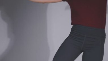 Siyah taytlı ve üstsüz bir kadın.