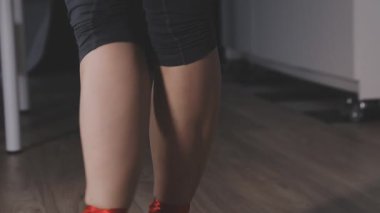 Dans ayakkabılı kadın.