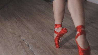 Kırmızı ayakkabılı kadın bacakları