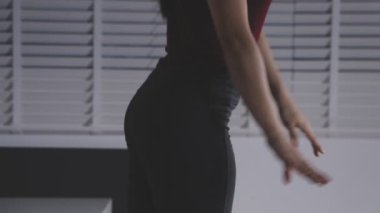 Siyah iç çamaşırlı genç bir kadın ve beyaz arka planda siyah bir elbise, stüdyo fotoğrafı.