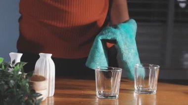 Kadın elini cam şişe kullanarak kapat.