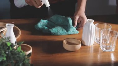 Mutfak masasını temizlemek.