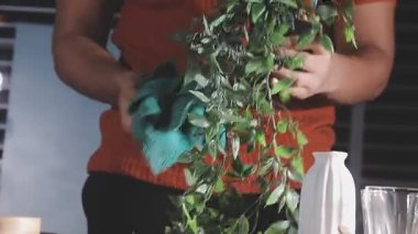 Genç adamın bardaktan su dökerkenki yakın çekimi.