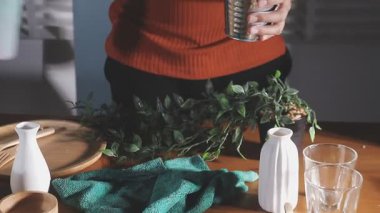 Mutfakta yeşil yeşil biberiye alan bir kadın.