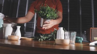 Kadın taze yeşil smoothie hazırlıyor.