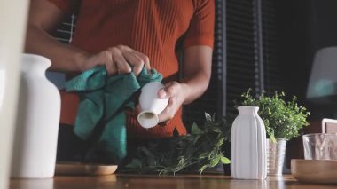 Mutfak masasını temizleyen kadın