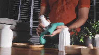 Genç adam mutfakta temizlik yapıyor.