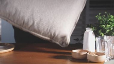 adam elini tutarak Kupası