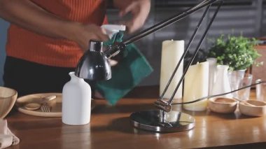 Kadın mutfakta kahve yapıyor.