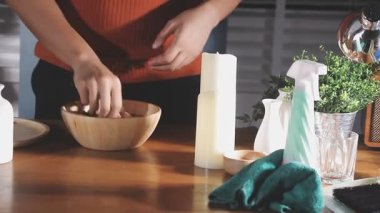 Genç bayan Noel 'e hazırlanıyor, yakın plan görüntüsü