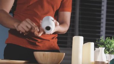 Genç adam mutfağı temizliyor.