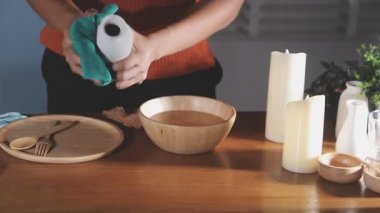 Mutfakta çamaşır yıkayan kadınları kapatın.