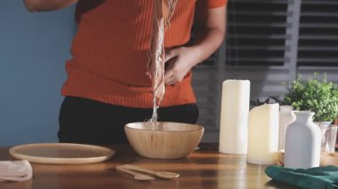 Kadın mutfakta yemek pişiriyor, akşam yemeği hazırlıyor..