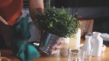 Kadın mutfağında bir buket taze çiçek yapıyor.