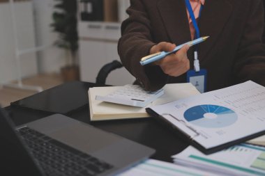 Başarı, alkışlarla izleyiciler ve iş toplantısında mercek alevleriyle birlikte. Başarı veya kutlama, motivasyon ve iş adamları iyi haber veya destek için el çırpıyor