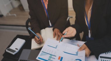 Başarı, alkışlarla izleyiciler ve iş toplantısında mercek alevleriyle birlikte. Başarı veya kutlama, motivasyon ve iş adamları iyi haber veya destek için el çırpıyor