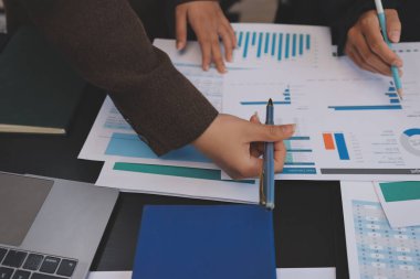 Başarı, alkışlarla izleyiciler ve iş toplantısında mercek alevleriyle birlikte. Başarı veya kutlama, motivasyon ve iş adamları iyi haber veya destek için el çırpıyor