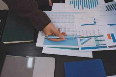 Başarı, alkışlarla izleyiciler ve iş toplantısında mercek alevleriyle birlikte. Başarı veya kutlama, motivasyon ve iş adamları iyi haber veya destek için el çırpıyor