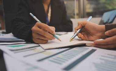 Başarı, alkışlarla izleyiciler ve iş toplantısında mercek alevleriyle birlikte. Başarı veya kutlama, motivasyon ve iş adamları iyi haber veya destek için el çırpıyor