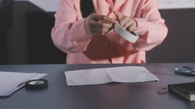 Ofiste kağıda yazan kadın.