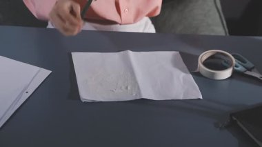 Çalışma masasında çalışan iş kadınının yakın görüntüsü