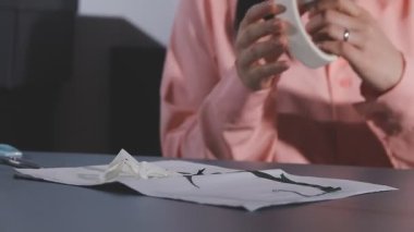 Bir tablo üzerinde dikiş aksesuarları