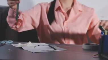 Evde dizüstü bilgisayarda çalışan genç bir kadın..