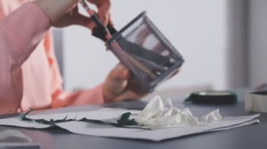 Kağıda Yazan Kadın Elleri 'nin Kapanışı