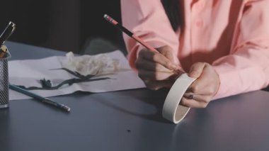 Bir kız güzellik salonunda manikür yapıyor.