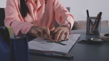 Genç bir kadın kalem çiziyor.